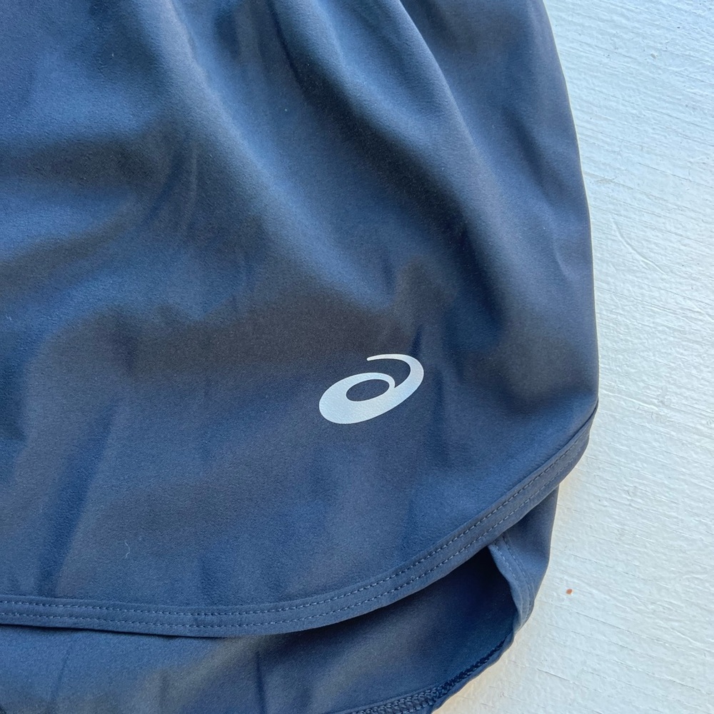 ASICS 3” split shorts - Picture 2 of 4